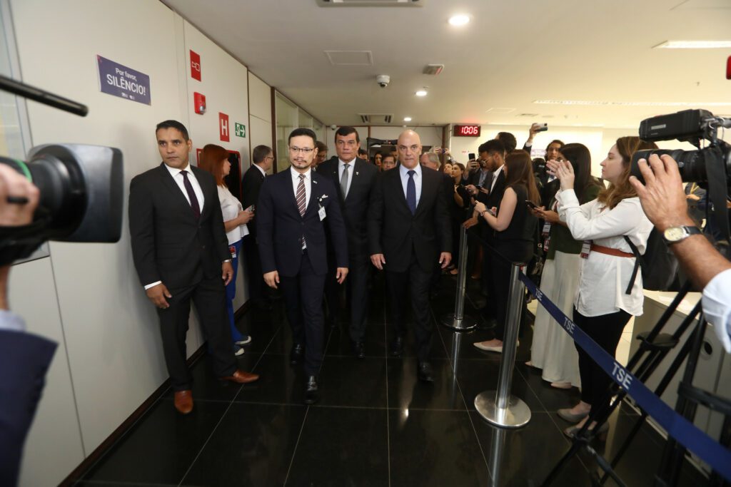 Presidente do TSE apresenta sala de totalização de votos