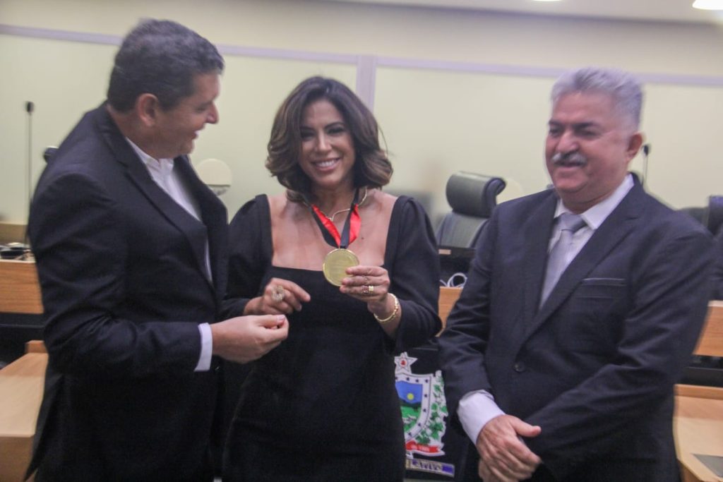 ALPB concede Medalha Epitácio Pessoa à empresária Izis Madruga